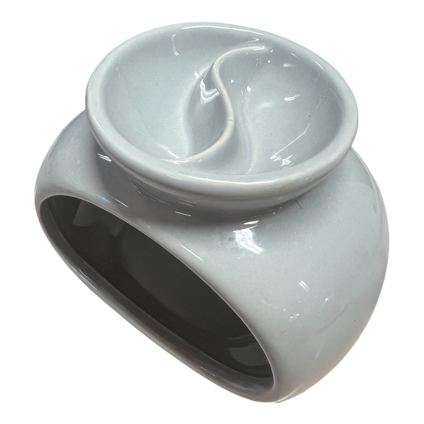 Stor voksbrenner/aromalampe med skål som kan inneholde to ulike duftvokser, detaljbilde ovenfra og ned i skålen