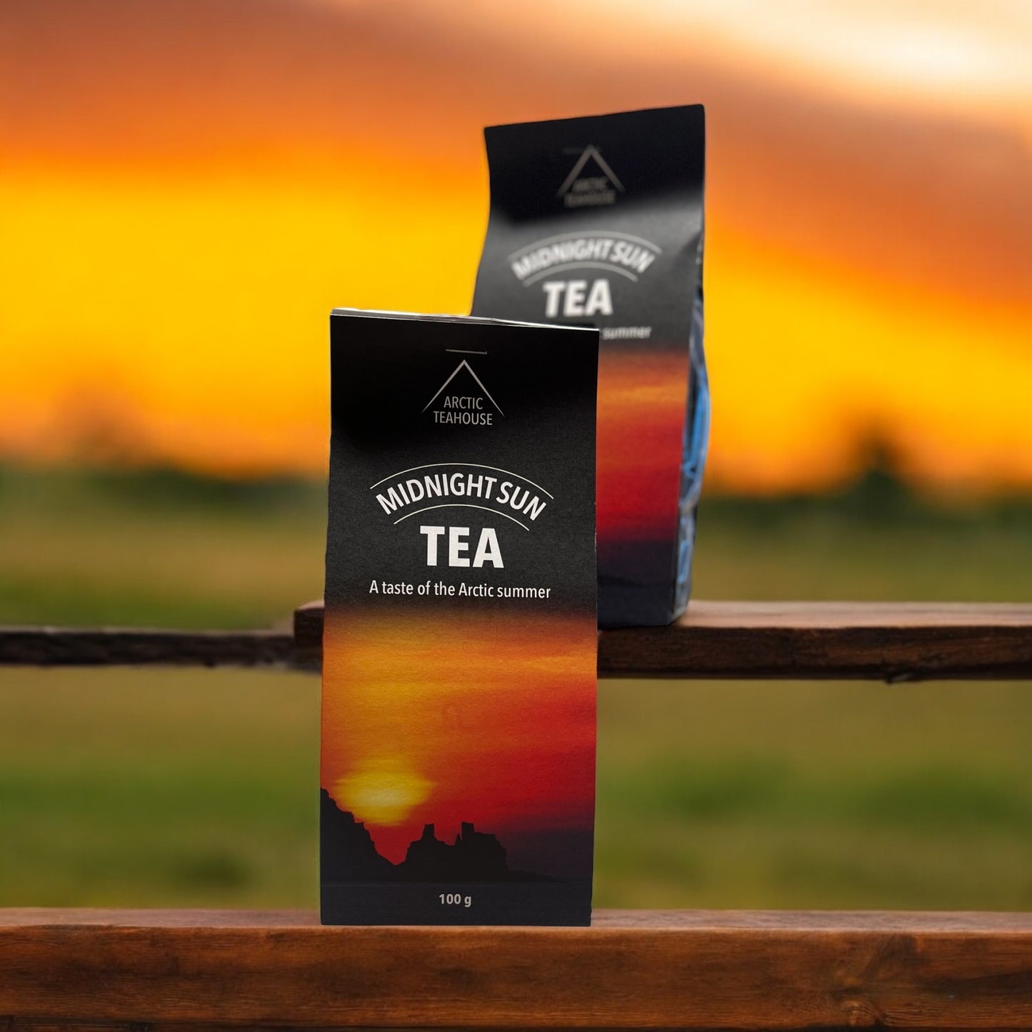 To svarte pakker med svart te, viser bilde av midnattsol