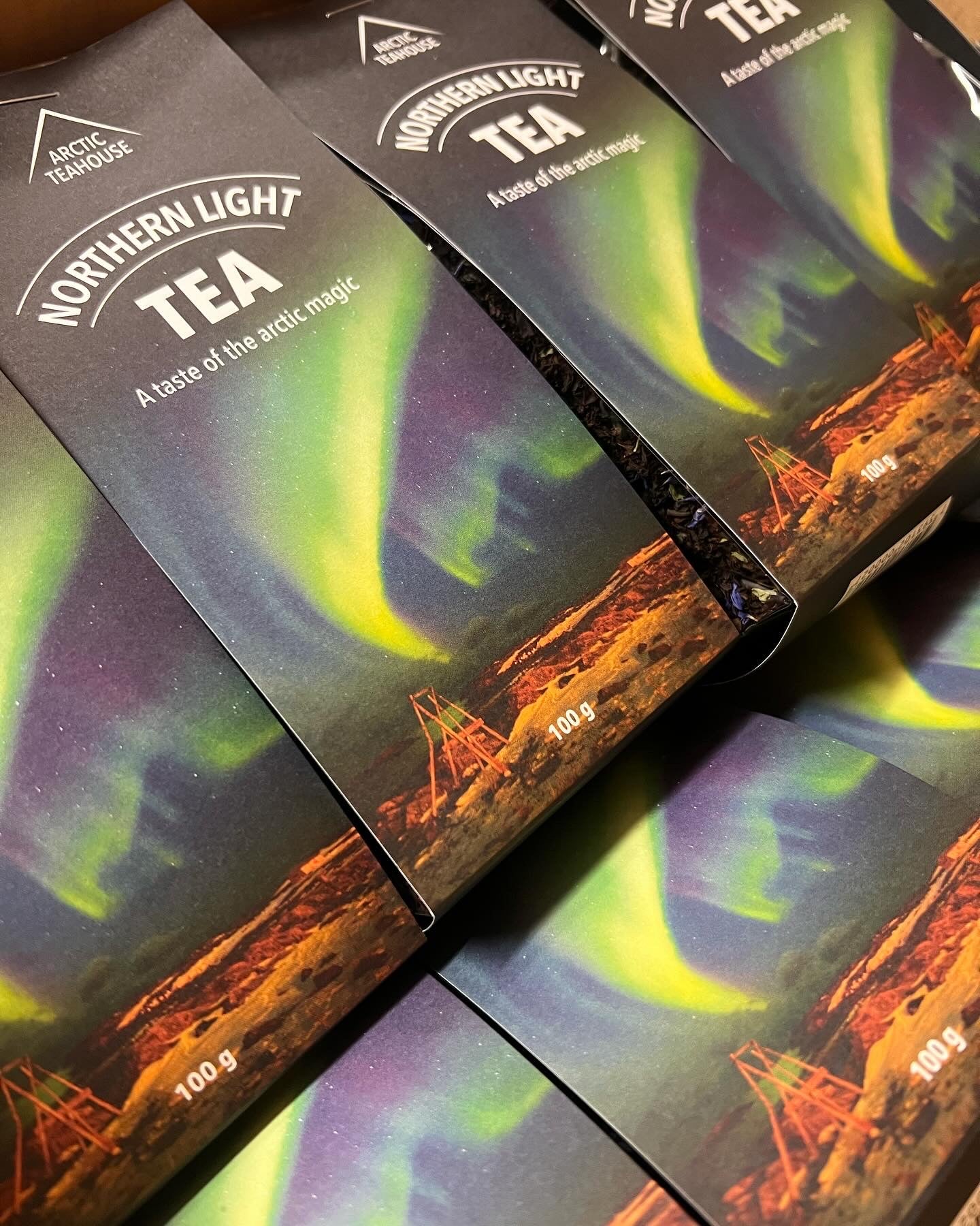 Mange svarte tepakker med bilde av nordlys