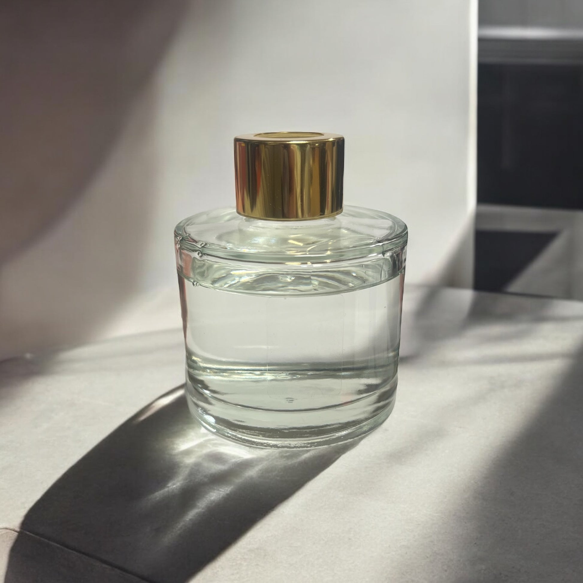 Blank glassbeholder med gulltopp