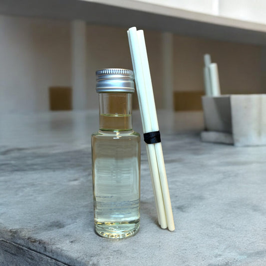 Flaske og pinner for refill av duftpinner