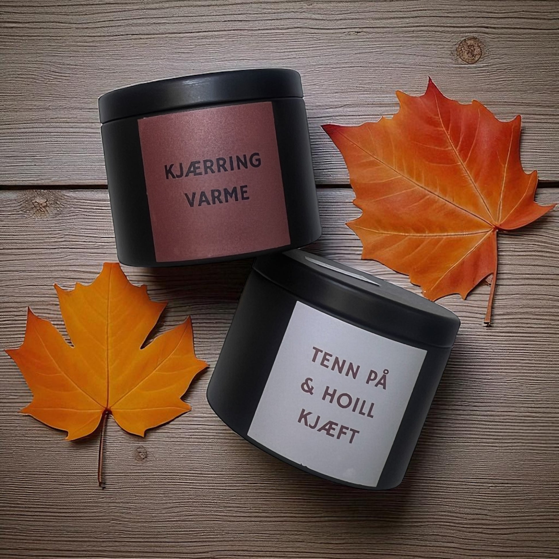 To svarte beholdere med duftlys, viser to alternativer til etikett