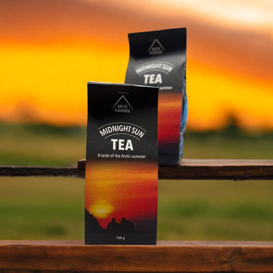 To svarte pakker med svart te, viser bilde av midnattsol