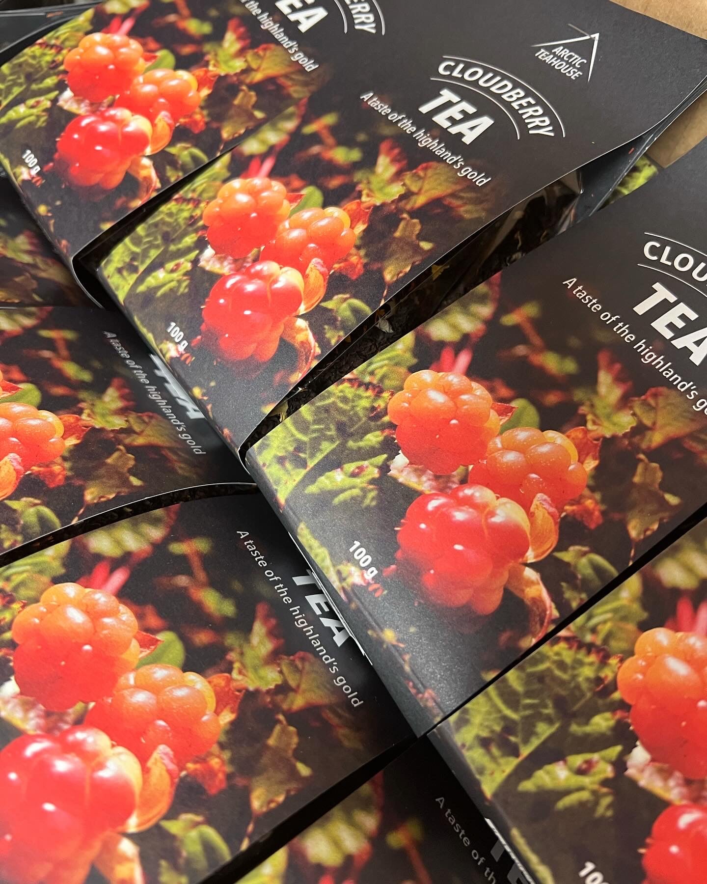 Mange svarte tepakker med bilde av multer