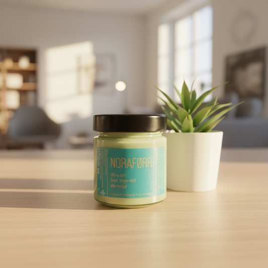 Duftlys på lyst trebord med solskinn