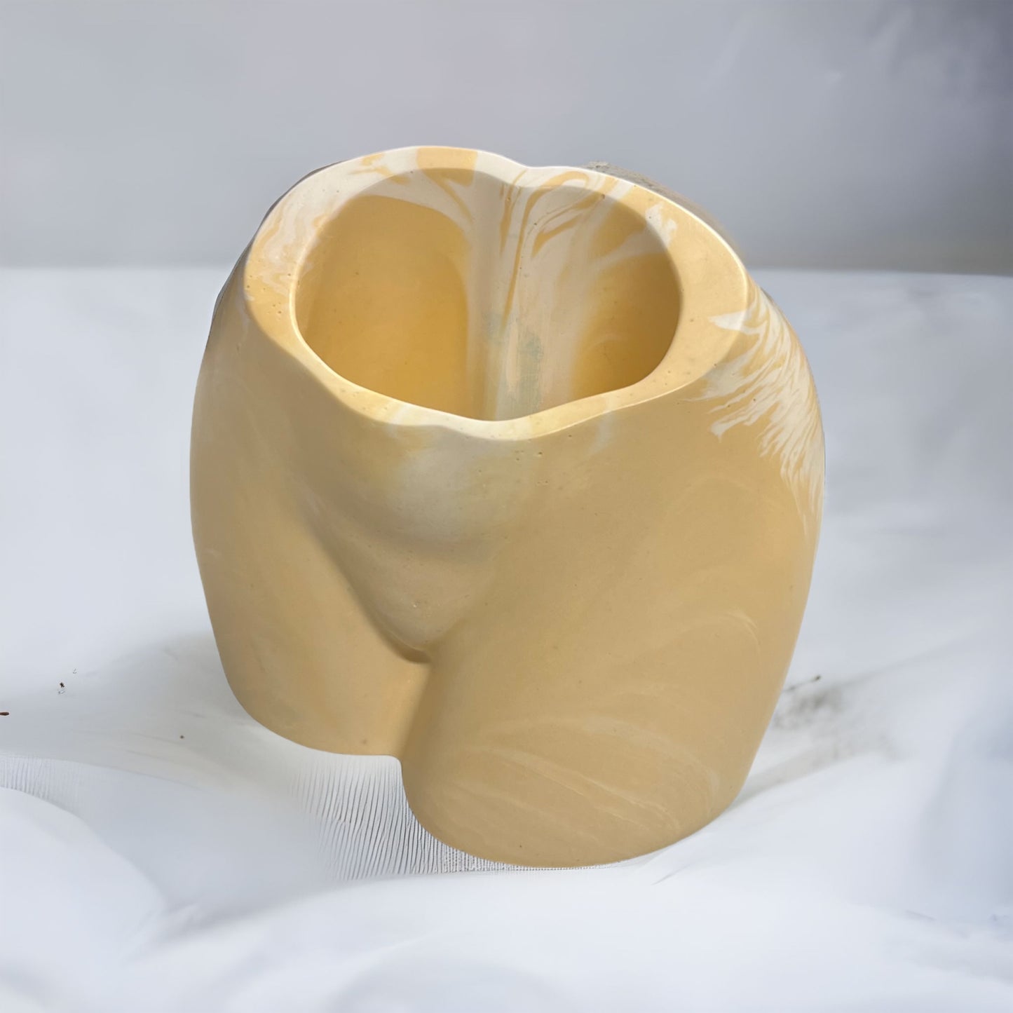 Rumpe-vase støpt i Jesmonite, beige/hvit