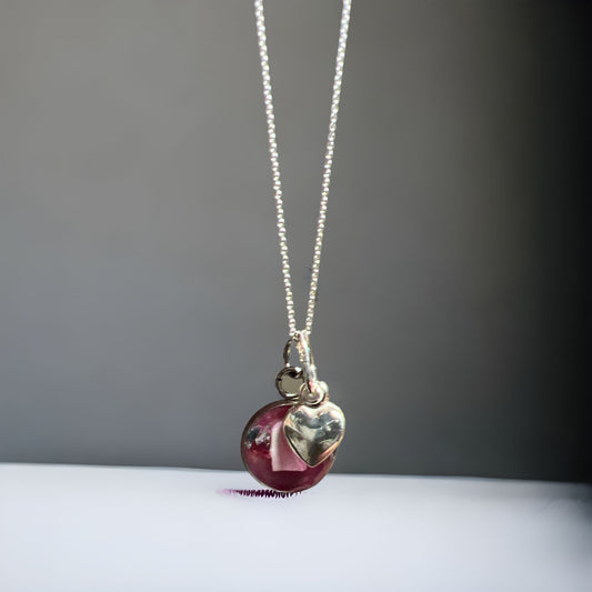 Rosa smykke med sølvhjerte og skjell