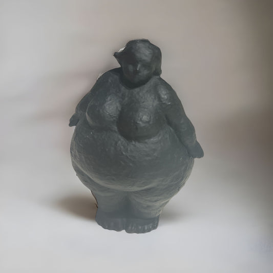 Skulptur stående dame støpt i Jesmonite, svart