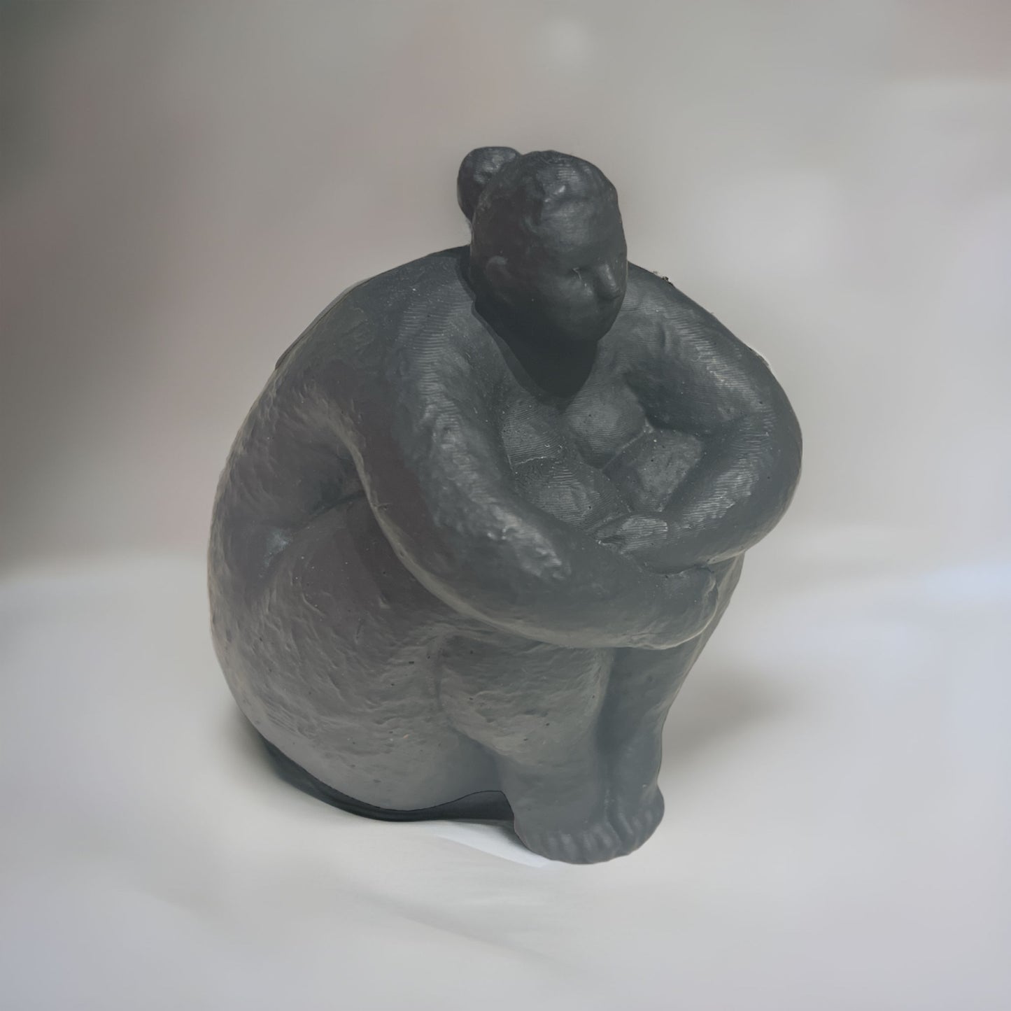 Skulptur sittende dame støpt i Jesmonite, svart