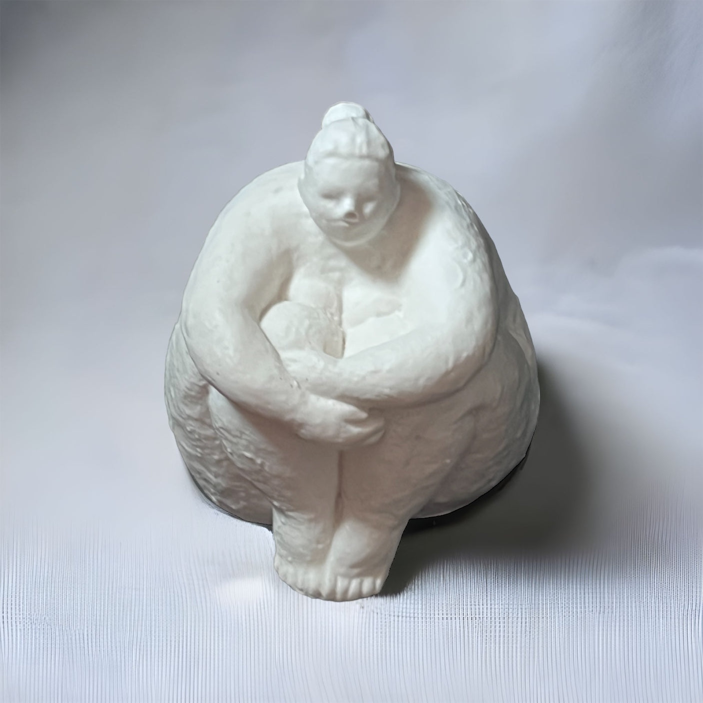 Skulptur sittende dame støpt i Jesmonite, hvit