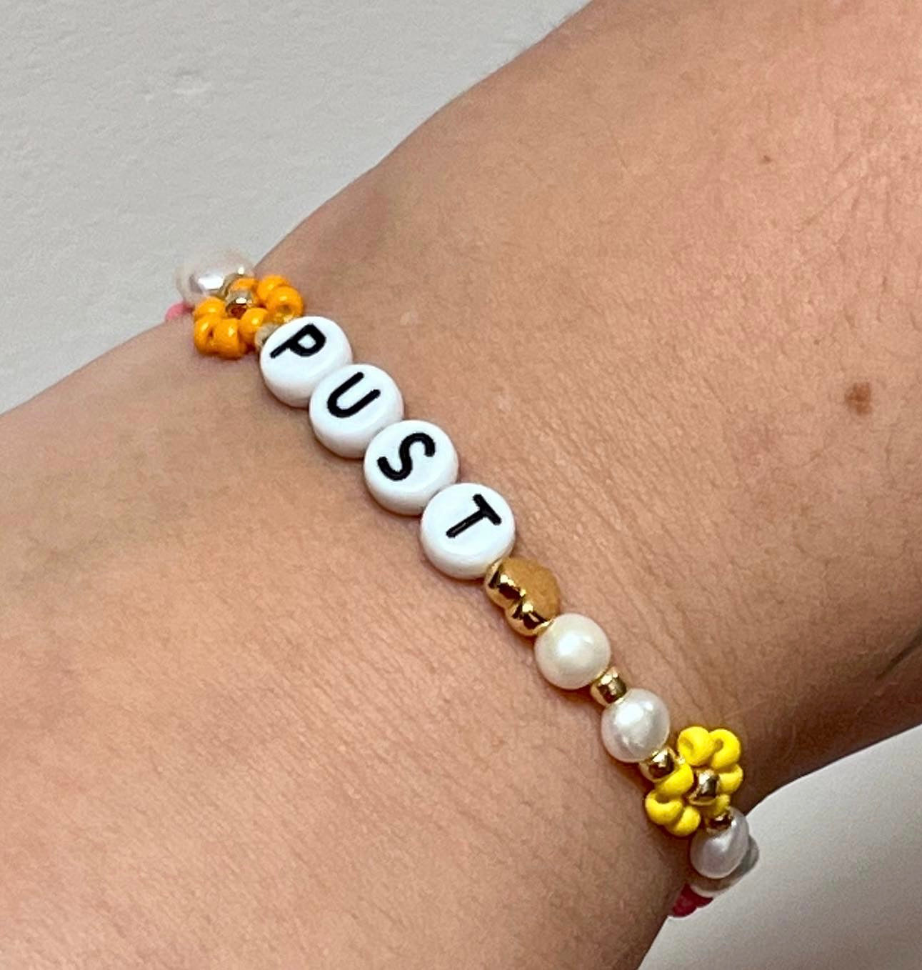 Pust armbånd med blomster