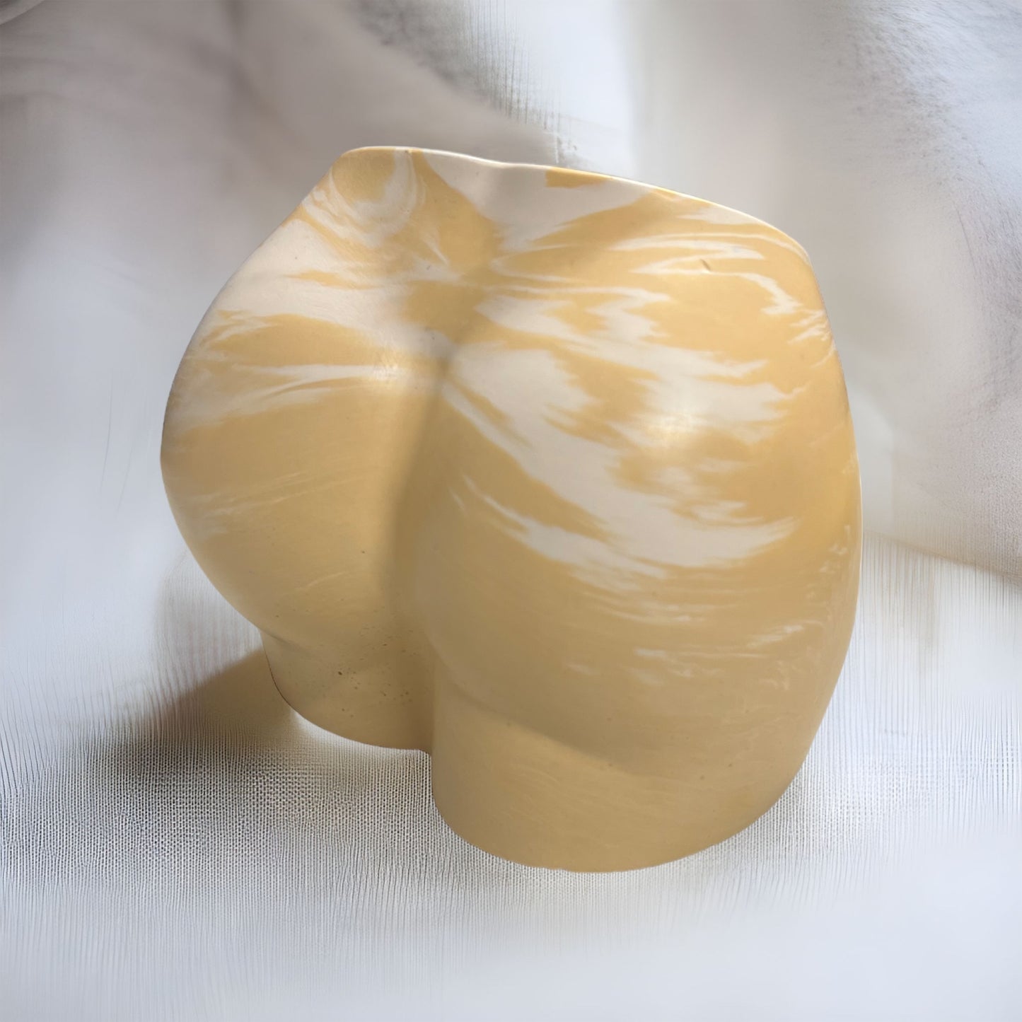Rumpe-vase støpt i Jesmonite, beige/hvit